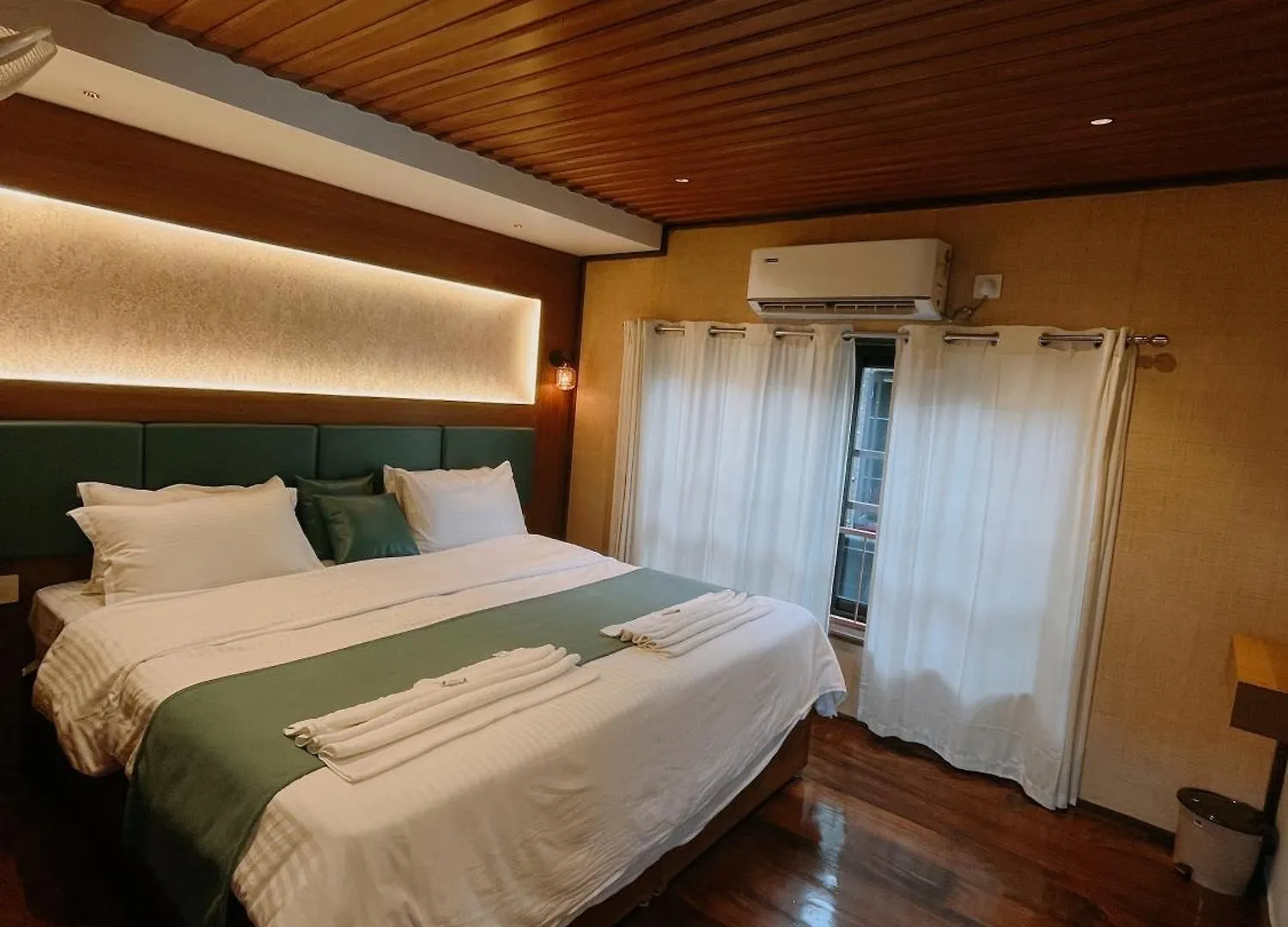Waves And Dales Houseboats 호텔 Alappuzha 0*,